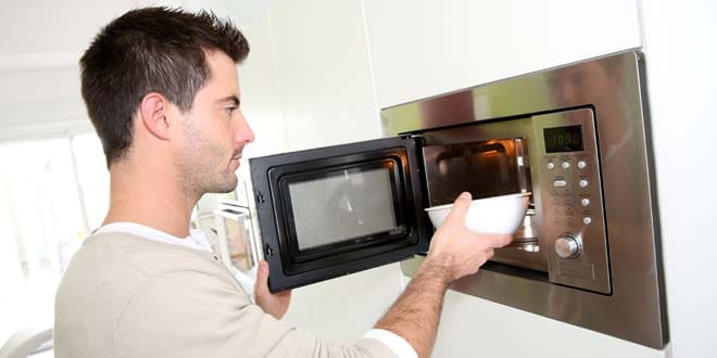 https://www.cabothealth.com.au/wp-content/uploads/2014/02/man-heating-food-in-microwave.jpg